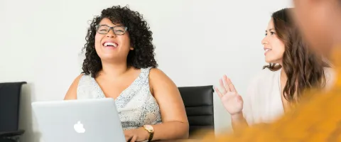 Büro, Laptop, Frau lacht