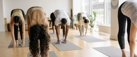 Raum mit Menschen, die Yoga machen