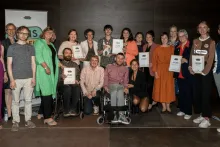 Preisträger*innen, Gruppe von Menschen mit Preisen in der Hand